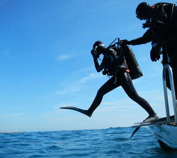 women-scuba-diving